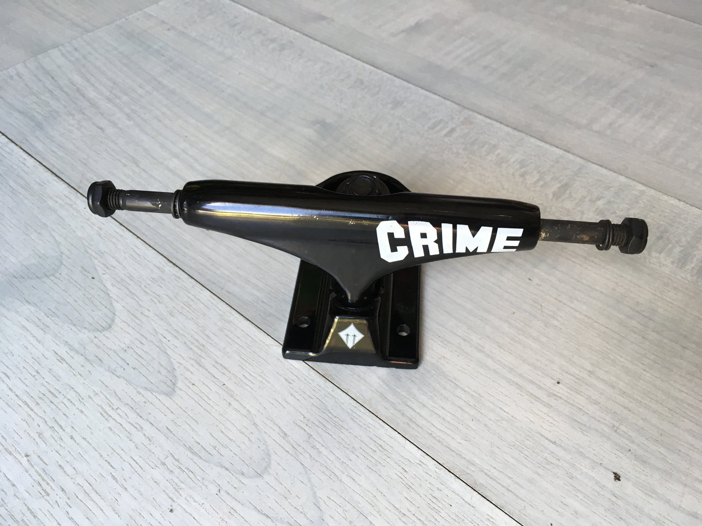 TRUCKS DE SKATE CRIME 50